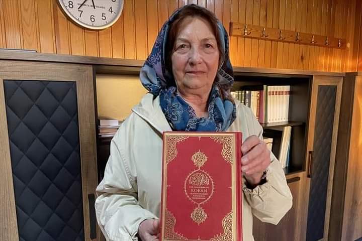 Old English woman converts to Islam