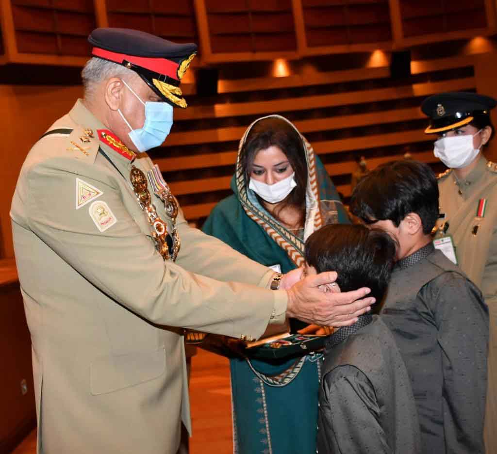 army-chief-general-qamar-javed-bajwa-presented-awards-to-the-soldiers-and-officers-2