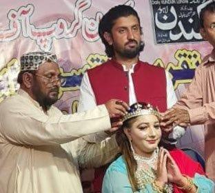 Gulnaz Bano Jati, a well-known singer of Ahmedpur Sharqiya, was crowned in Lahore