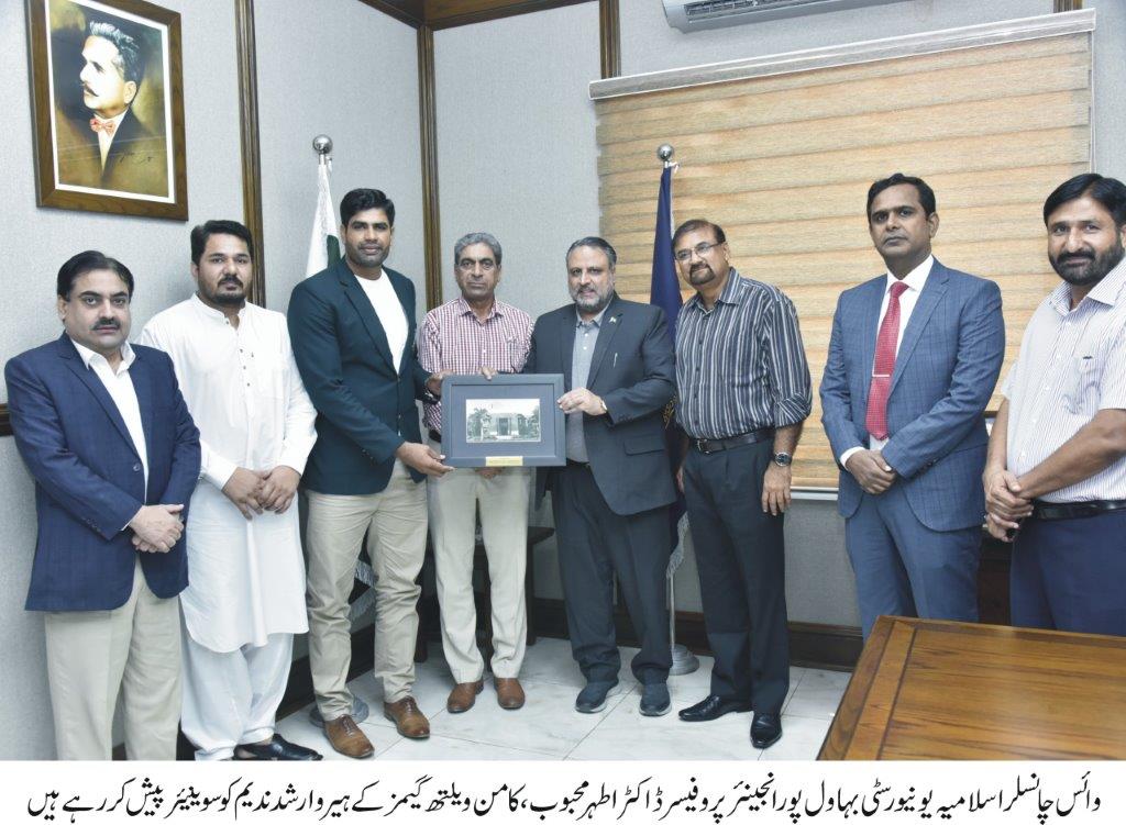 Presents a photo frame to arshad nadeem
