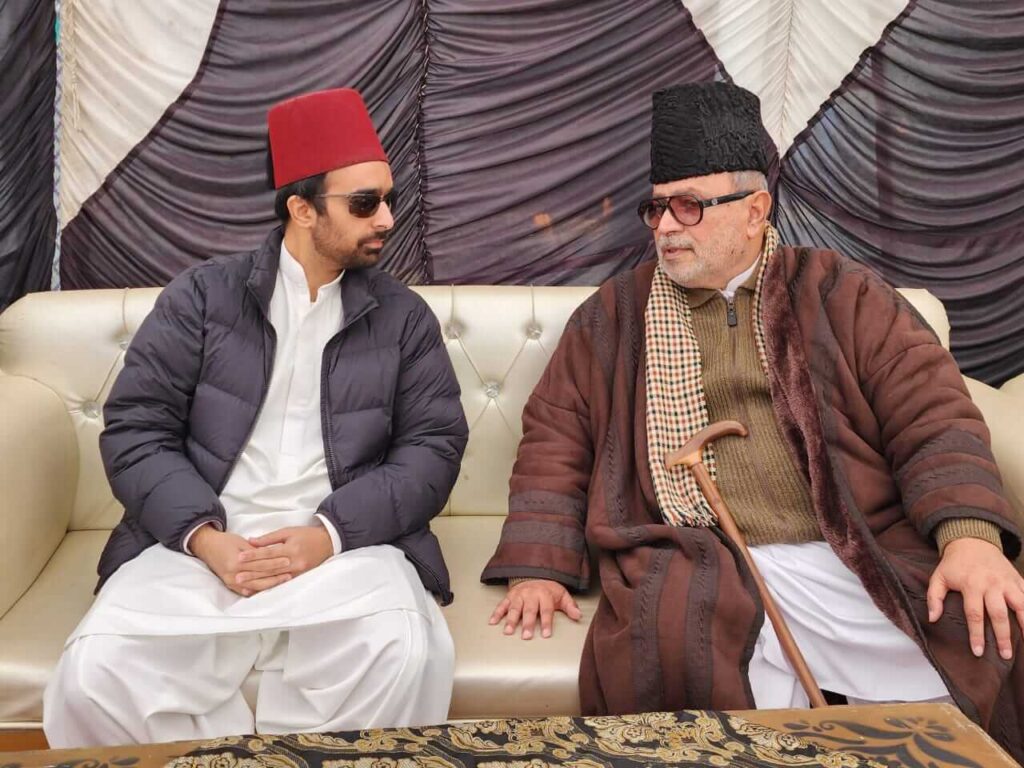 Prince Bahawal Abbasi exchanging views with Sajjada Nasheen Khwaja Moinuddin Mehboob Koreja