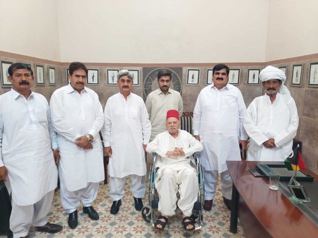 Group Photo of Nawab Salahuddin Abbasi with a delegation of ex-administrators of Bahawalpur