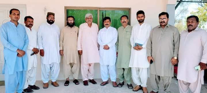 Group photo of Ahmedpur Union of Journalists officials with Saeed Khawar