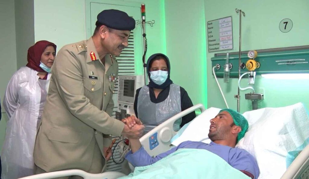 Army-Chief enquiring the health of one injured