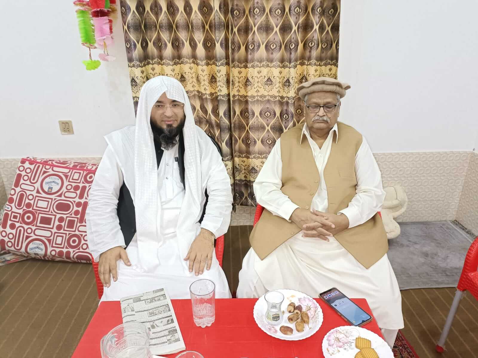 Ehsan Ahmed Sehar greets Pir Syed Muhammad Shah on performing Umrah