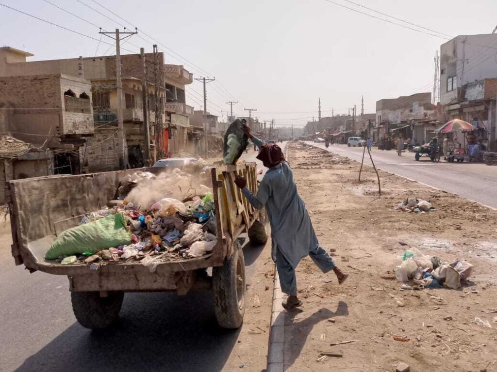 بلدیہ احمد پور شرقیہ کے خاکروبوں نے شہر میں ہڑتال ختم کر کے دوبارہ صفائی کے کام کا اغاز کر دیا تصویر میں شہر کی ایک شاہراہِ سے کوڑا کرکٹ اکٹھا کیا جا رہا ہے