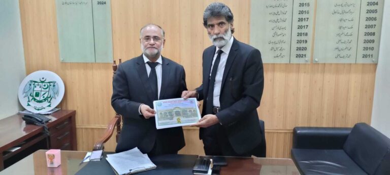 Senior lawyer Malik Muzzafar Karim advocate receives Lahore High Court Bar Association Bahawalpur Life Time Membership Certificate