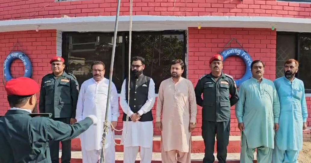 AC Fayyaz Jattala and MPA Khalid Warran hoist Pakistan flags in MC ad Rescue offices