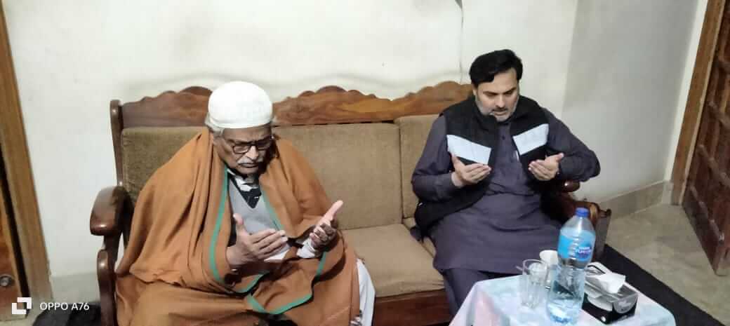 Qazi Adnan Farid offering Fateha for late Tahira Naseen