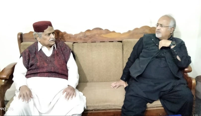 Hassan Askari Sheikh talking to Editor Ehsan Ahmed Sehar