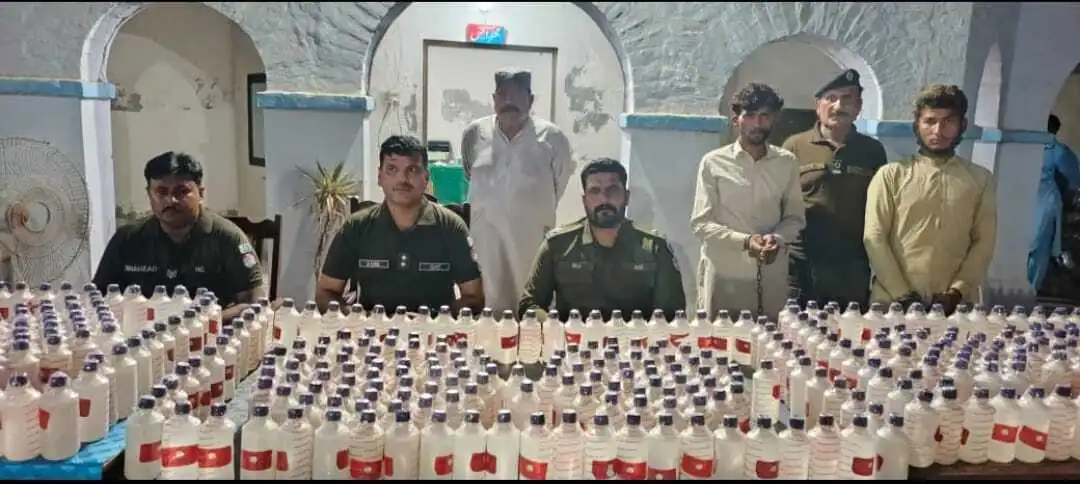 Pakka Laran police arrest two drug pedlars and recover one thousand bottles of liquor on the day of eid ul adha