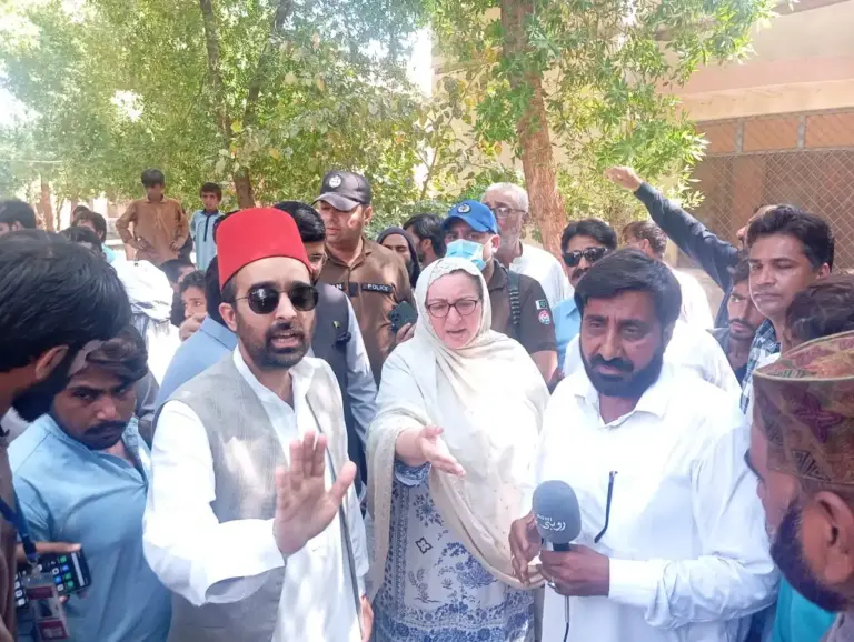 Commissioner Mussarat Jabeen & Prince Bahawal Abbas Khan Abbasi talking tgo flood affectees