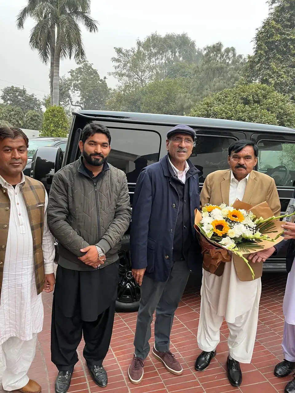 Tehsil PresidentPPP Jam Yaqoob Jhalan, Vice President Lashkar Ali Bhutto, and Abdul Hanan Akhtar meet Makhdoom Syed Ahmed Mahmood, present flowers on his recovery