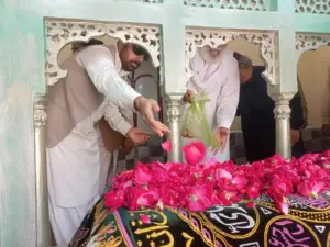 Prince Bahawal Abbas Khan Abbasi Visits Shrine of Hazrat Abdullah Shah (RA), Offers Chadar and Fateha
