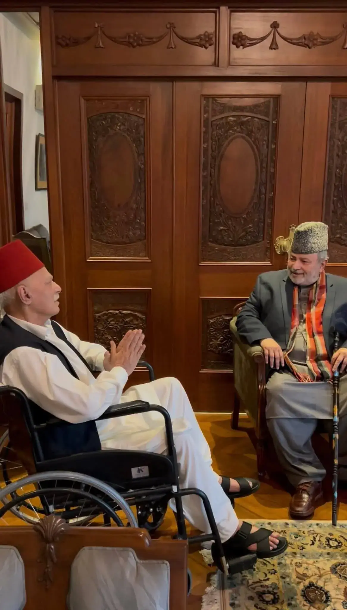 "Khawaja Moinuddin Koreja, Sajjada Nashin of the shrine of Hazrat Khawaja Ghulam Farid (RA), condoles with Nawab Salahuddin Abbasi and Prince Bahawal Abbas Khan Abbasi in Lahore on the passing of Her Highness."