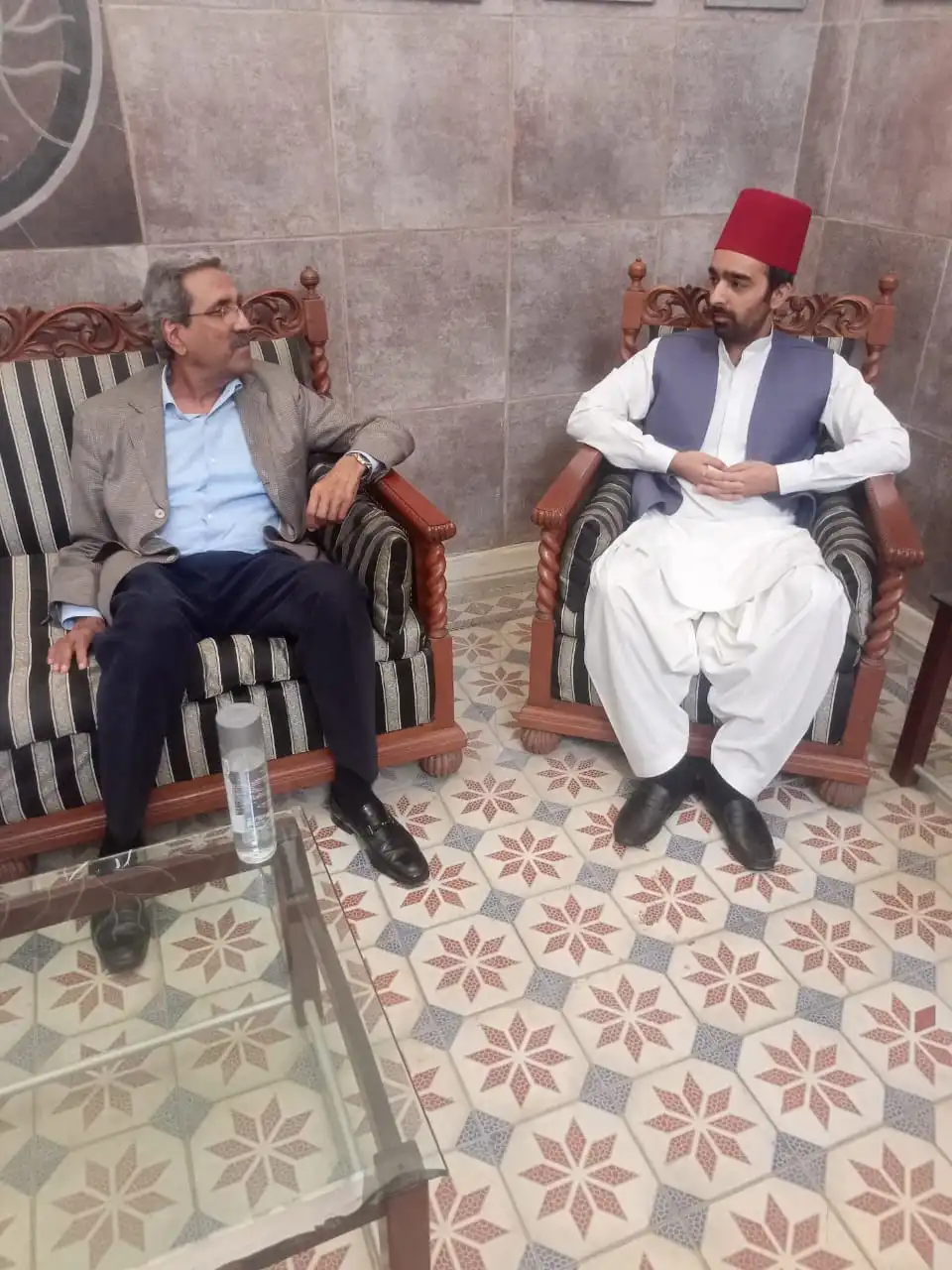 Makhdoom Syed Ahmed Mahmood Arrives at Sadiq Garh Palace from Lahore, Offers Condolences on Demise of Begum of Bahawalpur