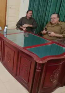 بہاولپور : ضلع بناؤ کمیٹی احمد پور شرقیہ کے چیئرمین ڈاکٹر ملک فیاض محمود اعوان سابق وفاقی وزیر و رکن قومی اسمبلی طارق بشیر چیمہ سے ملاقات کر رہے ہیں